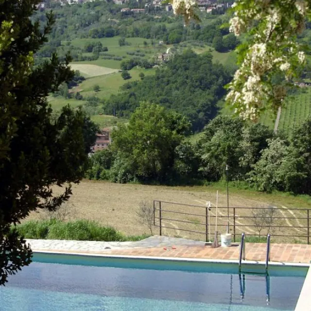 Piscina con vista di Todi