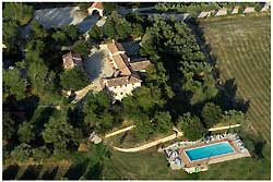 Vue panoramique de l'agritourisme avec piscine