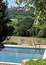 piscina panoramica con vista di Todi